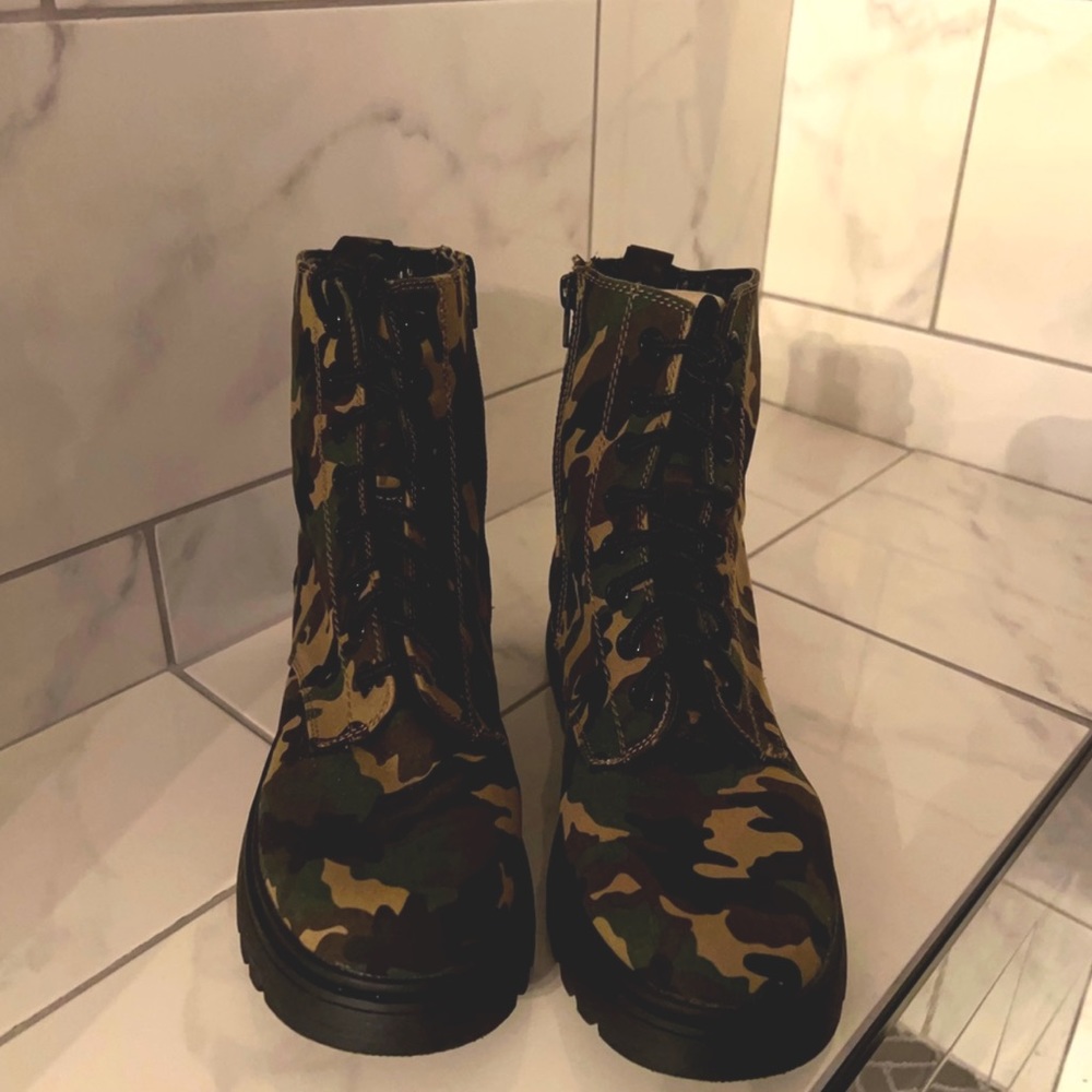 Camouflage boots